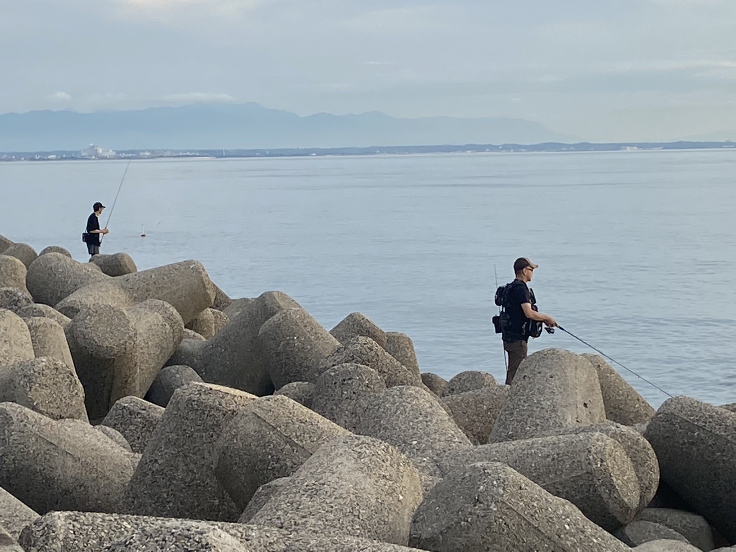 三重県津市雲出鋼管町ＪＦＥエンジニアリング（株）外周のテトラ帯でタコ狙いました